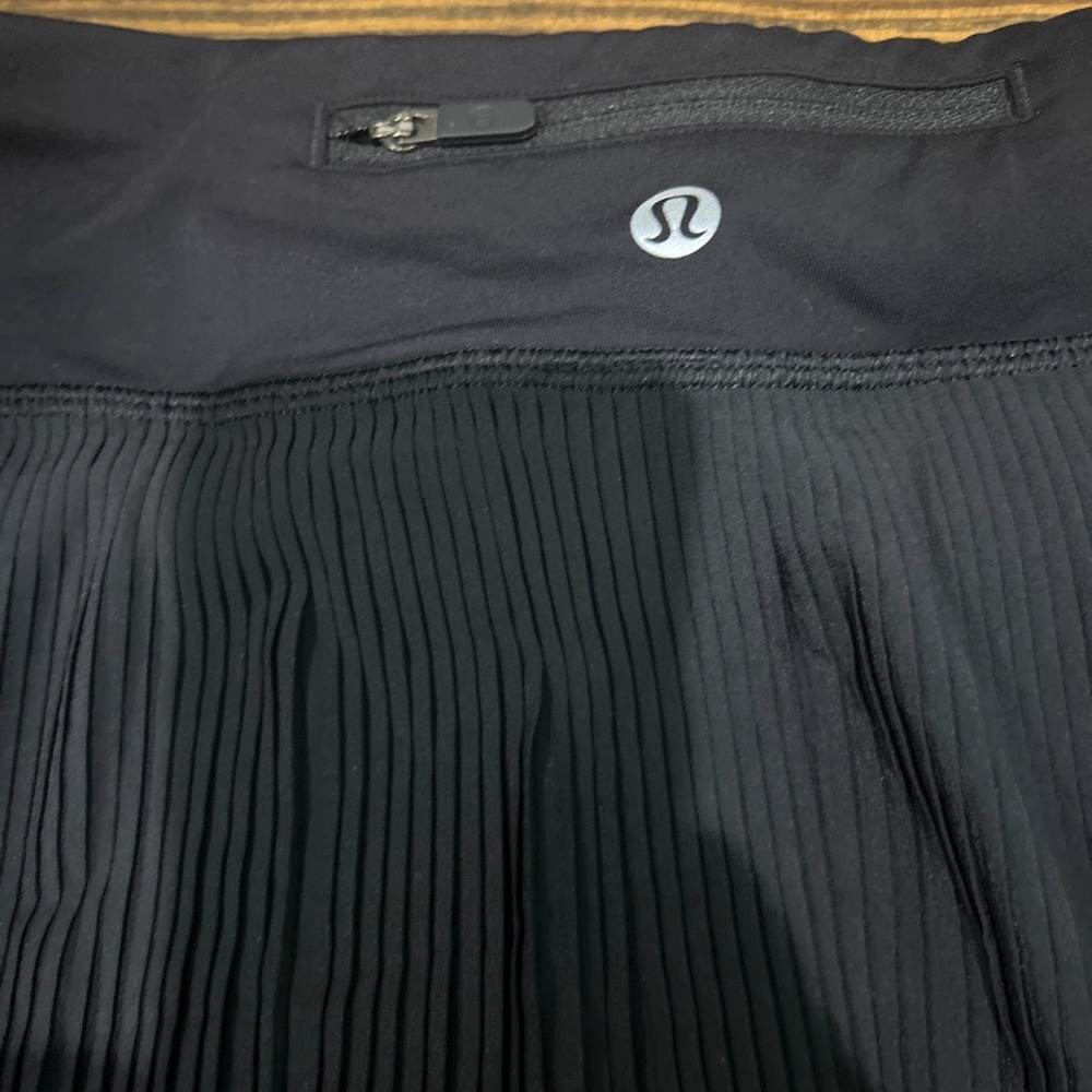 Lululemon black pleated tennis skirt size 2 - Picture 3 of 4
